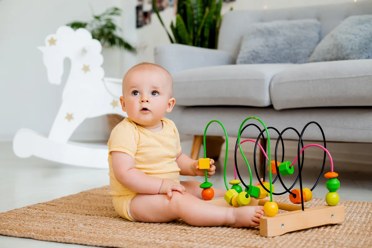 Hand coordination: 0-12 months