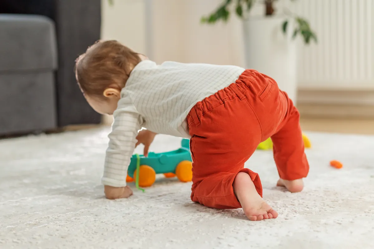 At what age do babies crawl?