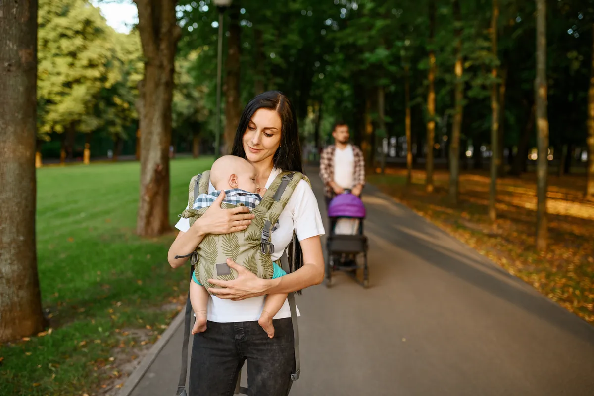 What are the benefits of babywearing and how to start?