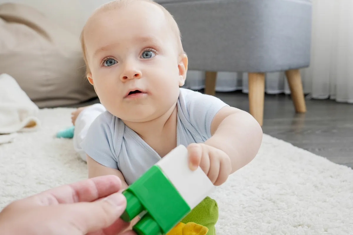 How does distracted parenting impact a baby’s attention span during playtime?
