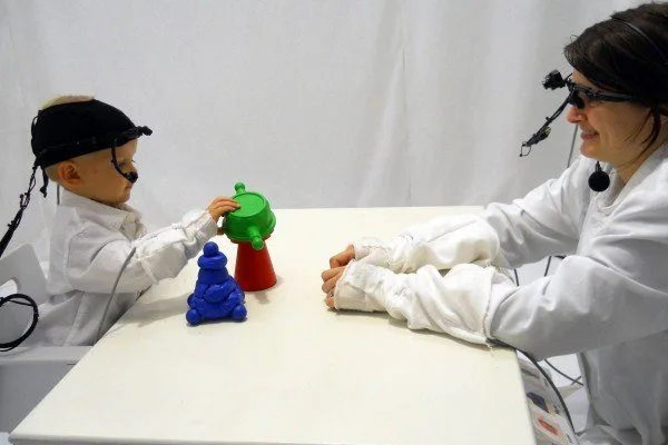 How does distracted parenting impact a baby’s attention span during playtime?